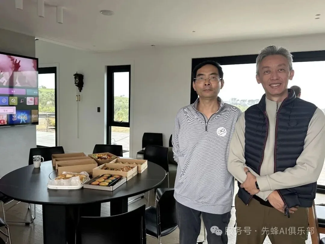 东道主倪靖武与俱乐部会长品哥合影