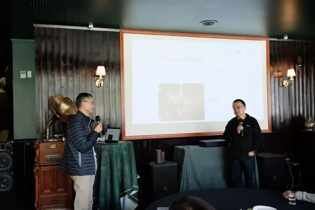 路峰与王咏刚围绕智能硬件的市场边界展开对谈